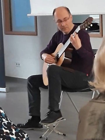 AbiJub2025 - Jürgen Reklies an der Gitarre